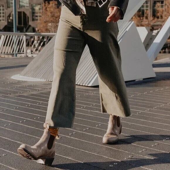 NIB Blundstone 2165‎ WOMEN'S EMBOSSED SHELL LIZARD HEELED CHELSEA BOOTS TAUPE - Picture 4 of 7